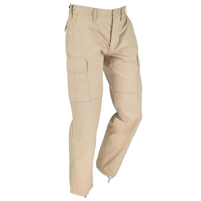 Pantalon de terrain pour hommes kaki Mil-Tec de style US Army avec poches cargo et poignets réglables pour plus de durabilité et de confort.