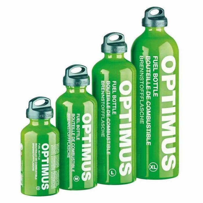Ensemble de quatre bouteilles de carburant Optimus vertes de différentes tailles avec bouchons à vis de sécurité enfant pour réchauds de camping.