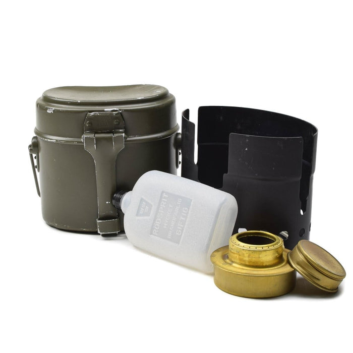 Kit de mess autrichien d'origine avec réchaud de camping suédois SEVA Trangia et pare-brise en métal noir isolé sur fond blanc