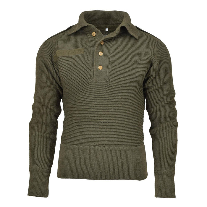 Pull côtelé vert avec col boutonné sur fond blanc