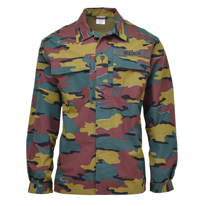 Chemise de combat originale de l'armée belge avec motif camouflage puzzle, fabriquée avec un tissu ripstop durable et un design fonctionnel.