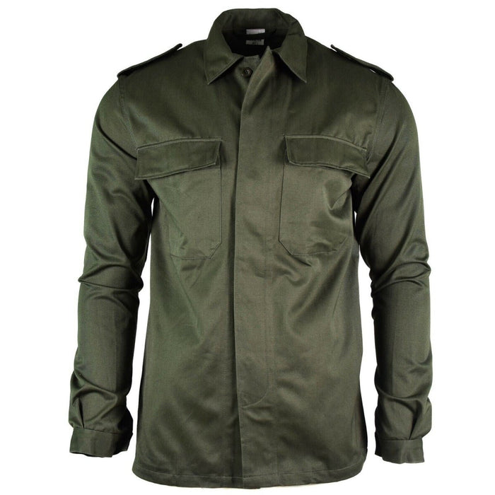 Veste de campagne originale de l'armée belge en vert olive avec poches poitrine, épaulettes, poignets boutonnés et tissu en coton résistant.