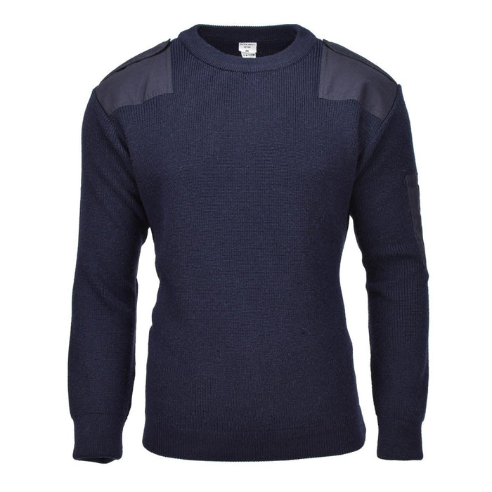 Pull bleu marine sur fond blanc
