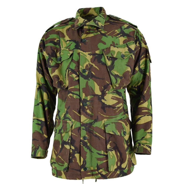 Veste de combat BDU de l'armée britannique en camouflage forestier avec plusieurs poches et coupe réglable pour une utilisation par temps froid.