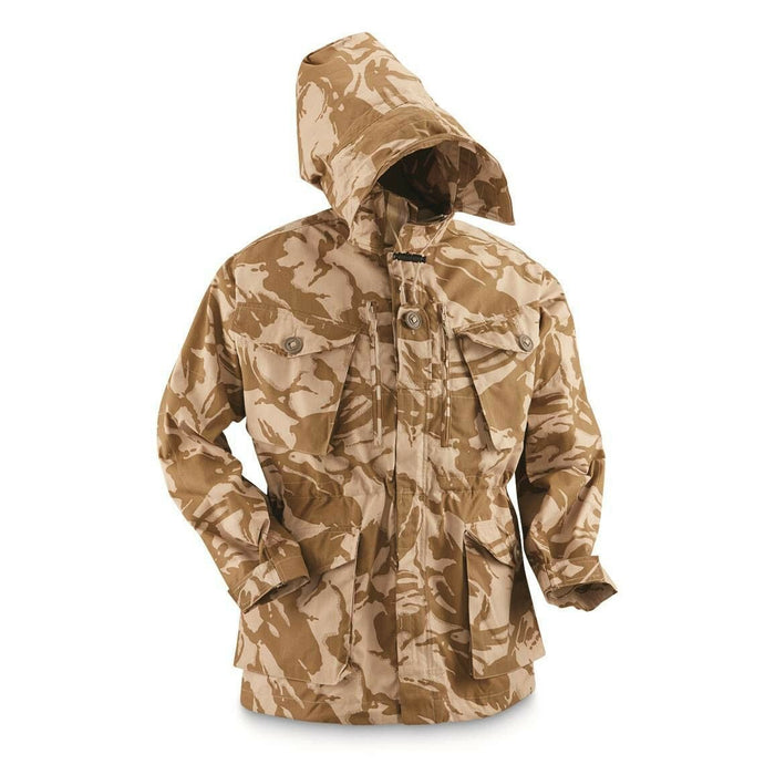 Parka militaire britannique camouflage du désert avec capuche, coupe-vent, taille réglable et plusieurs poches de rangement.