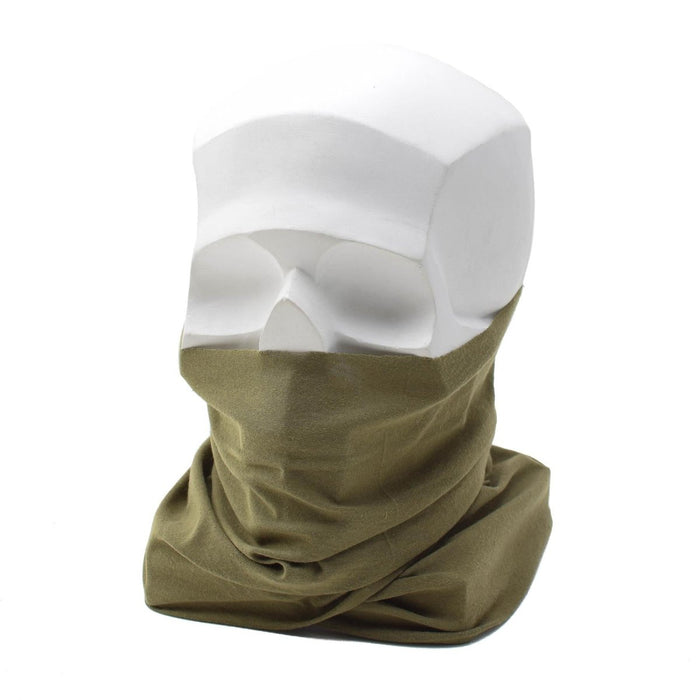 Cache-cou vert sur tête de mannequin blanche avec couvercle en plastique transparent