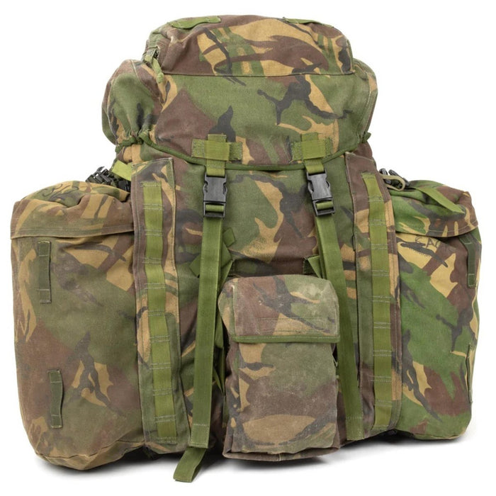 Sac à dos tactique militaire britannique original avec camouflage forestier, capacité de 90 litres, poches latérales et conception en nylon Cordura durable.