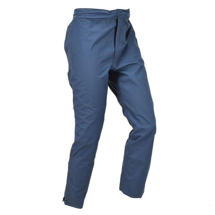 Pantalon imperméable bleu de la Royal Air Force britannique pour temps humide, conçu pour la durabilité et une utilisation en extérieur.