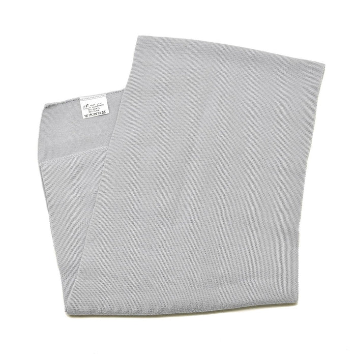 Tissu gris plié avec un motif subtil sur fond blanc