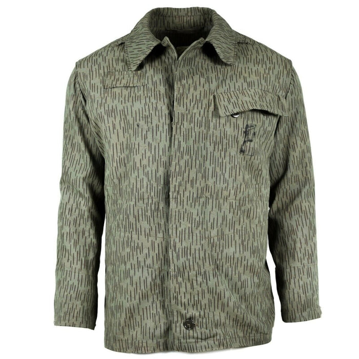Veste de campagne M60 de l'armée tchèque vintage avec camouflage goutte de pluie, tissu durable et plusieurs poches pour une utilisation en extérieur.