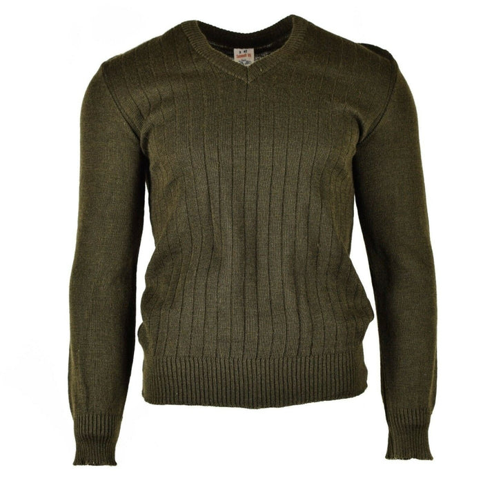 Pull à col en V M85 original de l'armée tchèque en mélange de laine marron, durable, chaud et élégant pour une tenue extérieure et décontractée.