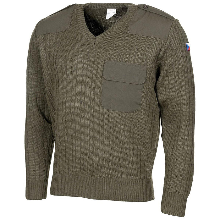 Pull en laine de l'armée tchèque olive terne avec col en V, coudes renforcés, épaulettes et drapeau tchèque sur le bras.