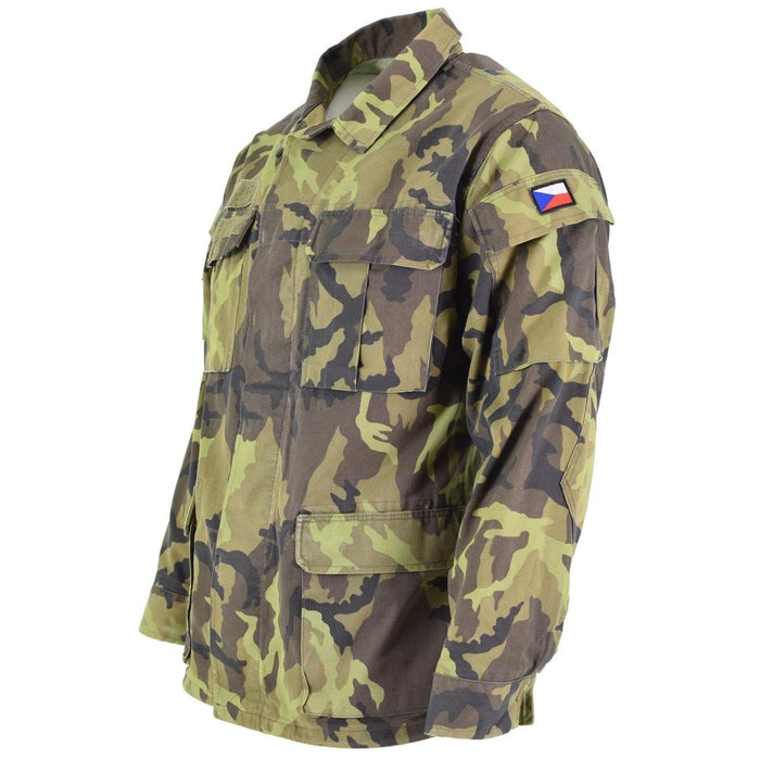Veste militaire tchèque originale avec motif camouflage feuilles et patch drapeau tchèque sur le bras, plusieurs poches avant.