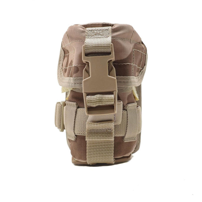 Pochette de grenade tactique camouflage désert avec système de boucle MOLLE pour la fixation du matériel militaire et un rangement sécurisé.