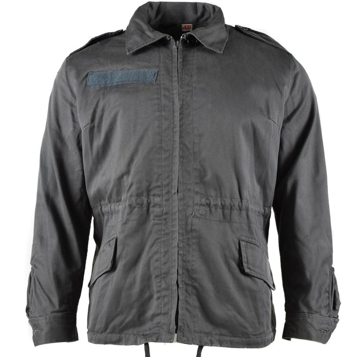Veste militaire courte originale danoise M71 en gris, design vintage durable en surplus avec poches avant et fermeture à glissière.