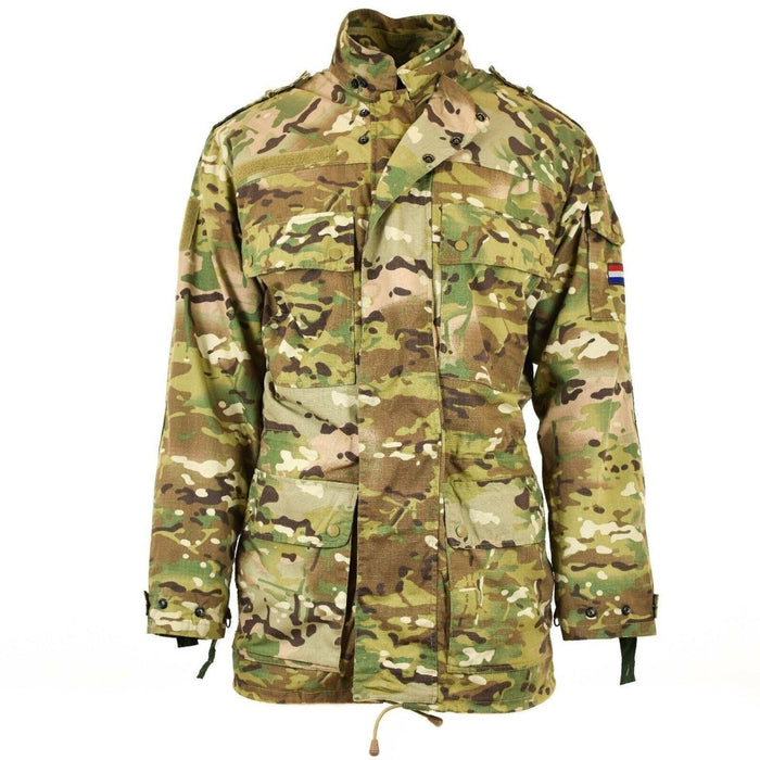 Veste de campagne M65 originale de l'armée néerlandaise en camouflage Multitarn avec tissu ripstop, coupe réglable et fermeture zippée complète.