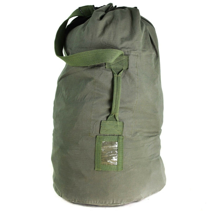 Sac polochon militaire néerlandais original de couleur vert olive, capacité de 100 litres, toile ripstop durable avec sangles de transport.