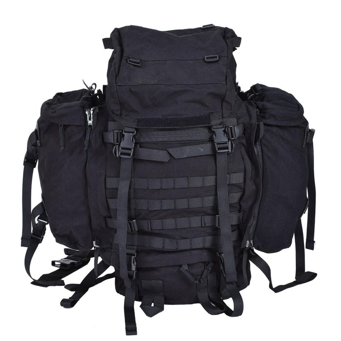 Grand sac à dos noir militaire néerlandais d'origine avec pochettes latérales amovibles et sangles robustes pour le camping et la randonnée.