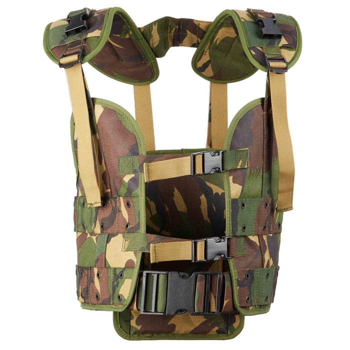 Gilet tactique militaire néerlandais en camouflage forestier avec bretelles réglables et système d'attache de type Alice pour l'équipement.
