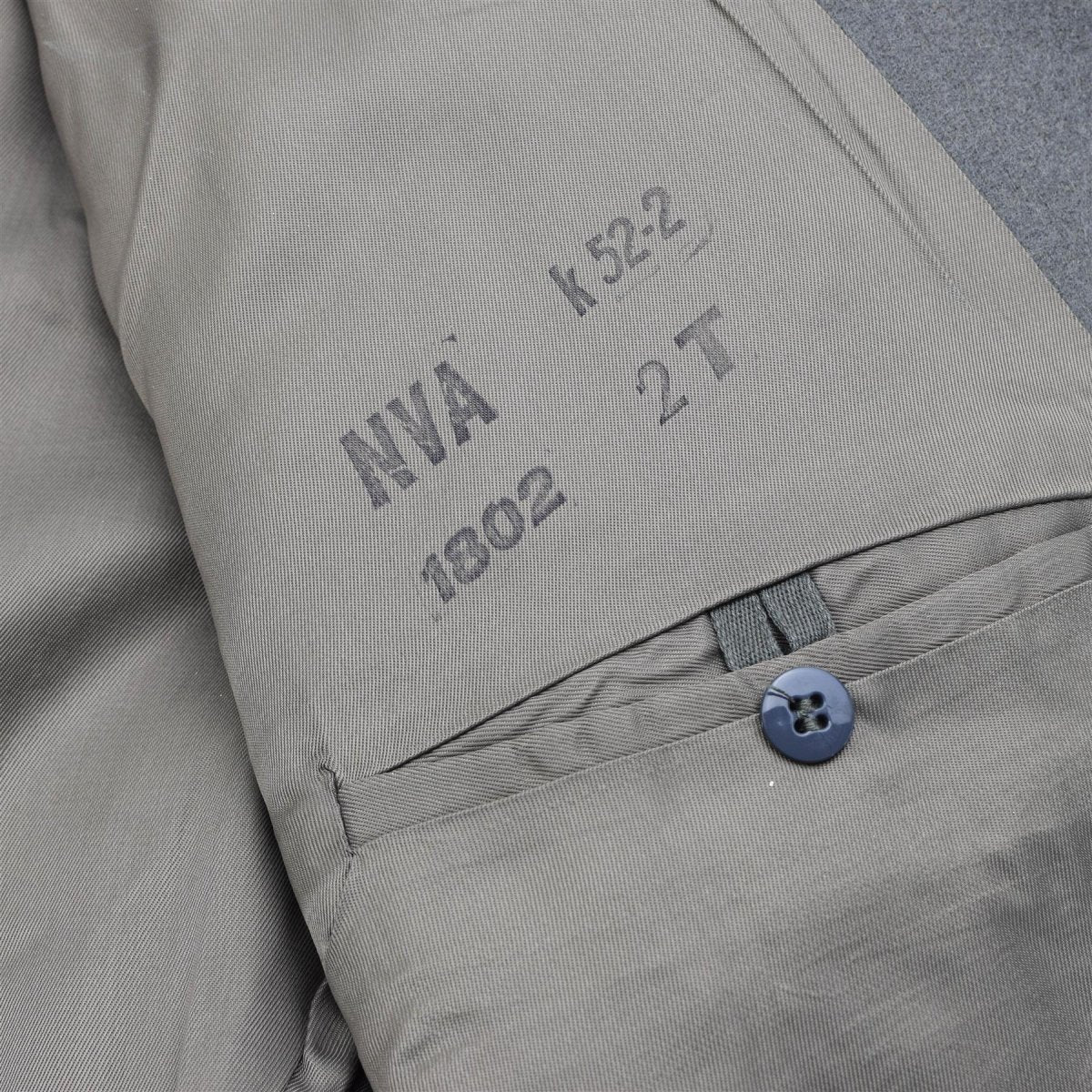 Veste militaire originale est-allemande, épaulettes, col, patchs gris