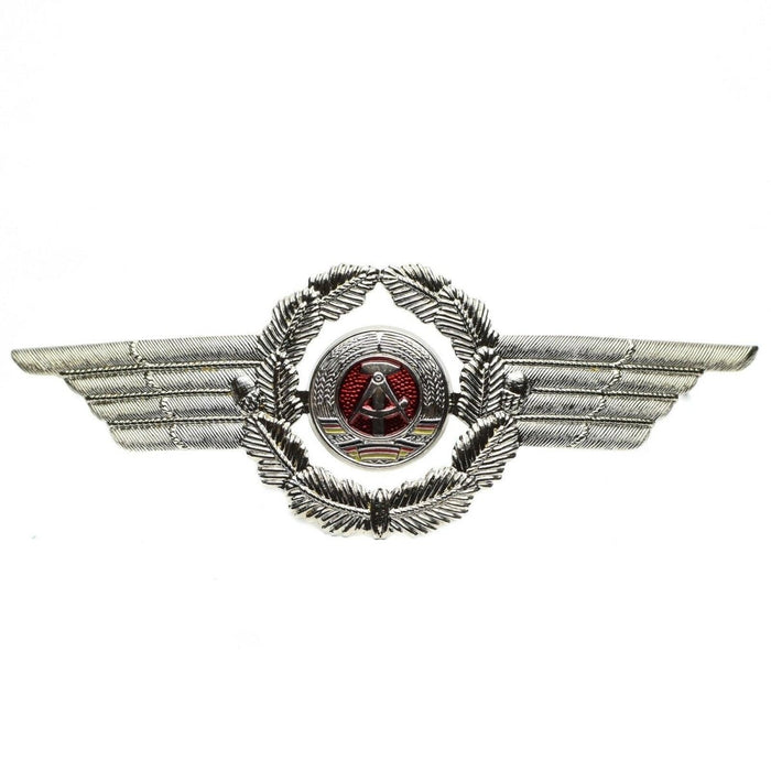 Insigne original d'épingle de cocarde de chapeau de casquette militaire de l'armée NVA DDR d'Allemagne de l'Est avec une couronne d'argent ailée et un centre d'emblème rouge