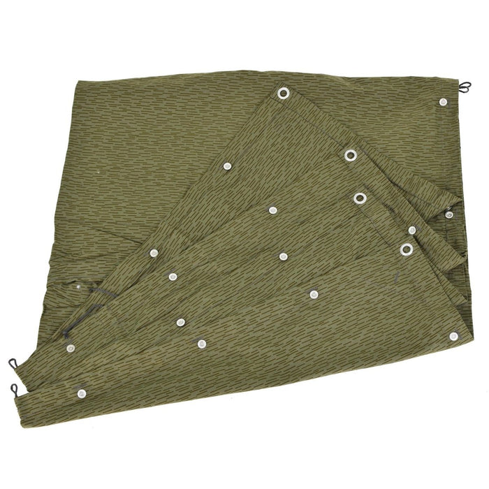 Demi-abri NVA d'origine de l'Allemagne de l'Est avec motif strichtarn en forme de goutte de pluie et boutonnières en métal pour une utilisation polyvalente.
