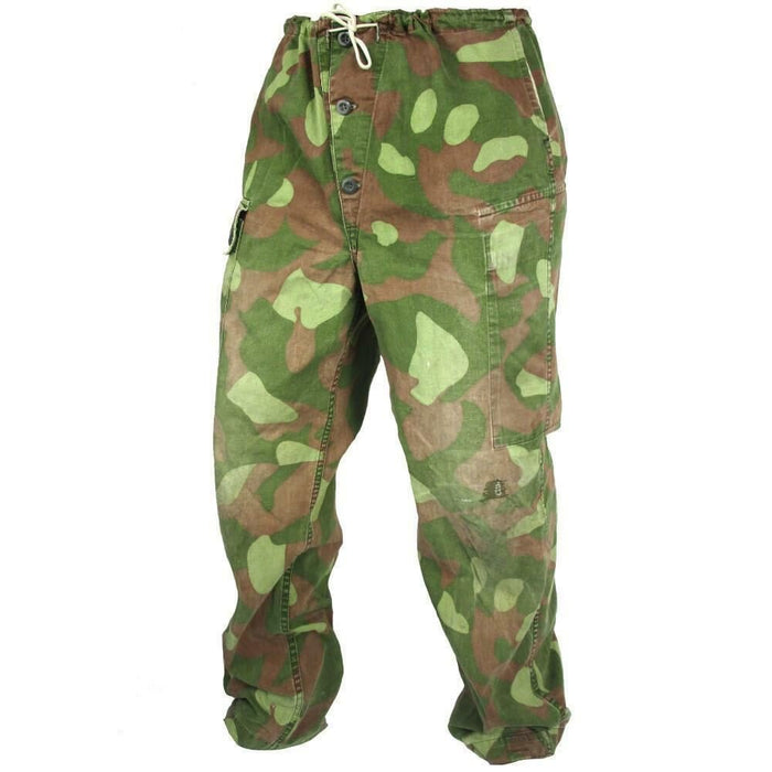 Pantalon camouflage militaire réversible finlandais M62 d'origine en camouflage vert et marron avec un matériau durable et de multiples poches.