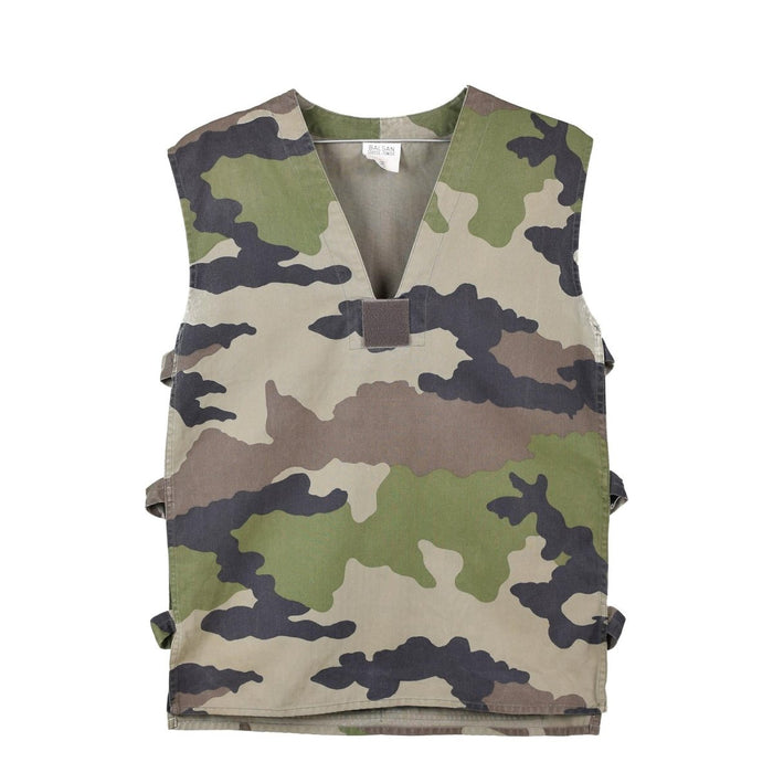 Gilet de combat tactique original de l'armée française en camouflage F2 CCE, résistant et conçu pour une utilisation polyvalente en extérieur.