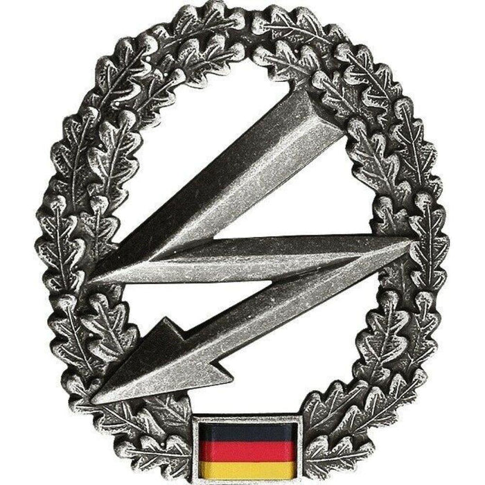 Insigne original de béret de l'armée allemande avec couronne de feuilles de chêne, éclair et détail de cocarde du drapeau allemand