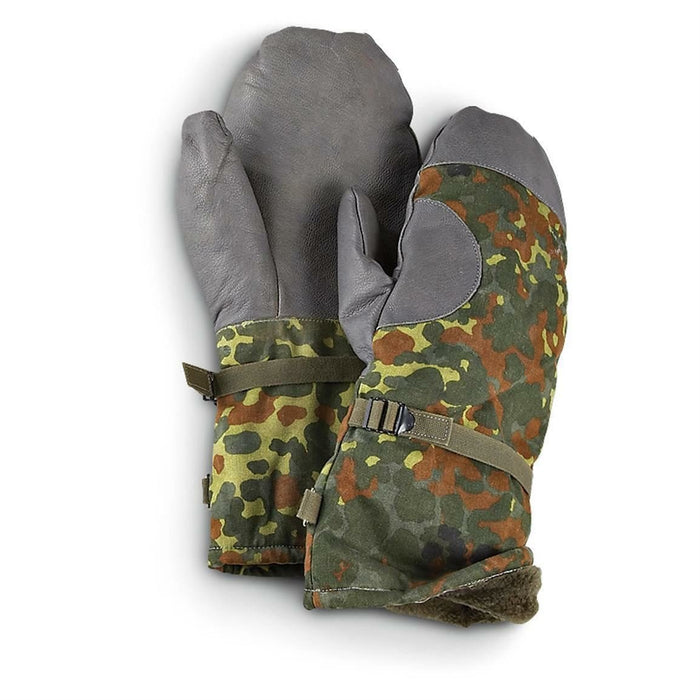 Mitaines camouflage flecktarn originales de l'armée allemande avec poignée en cuir, doublure en polaire et dragonne réglable pour une protection contre le froid.