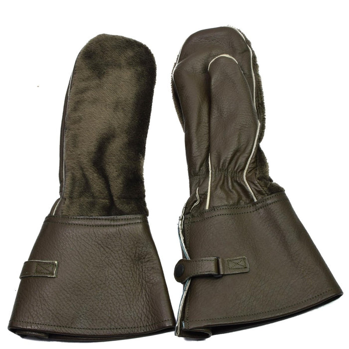 Mitaines de moto en cuir de l'armée allemande d'origine vintage avec doublure isolée et sangles à boucle réglables pour la conduite par temps froid.