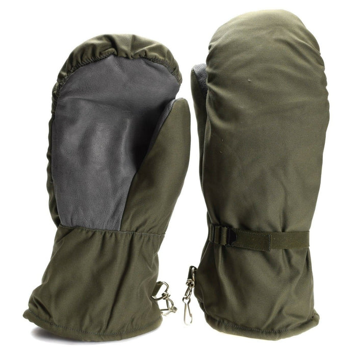 Mitaines camouflage gris olive originales de l'armée allemande avec sangle réglable, matériau durable et doublure isolée pour une protection contre le froid.