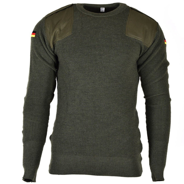 Pull en laine de l'armée allemande original de couleur vert olive avec épaules renforcées et patchs du drapeau allemand sur les manches