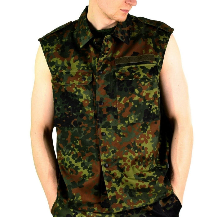Gilet tactique camouflage flecktarn de l'armée allemande sans manches avec plusieurs poches et devant boutonné pour une utilisation en extérieur et au combat