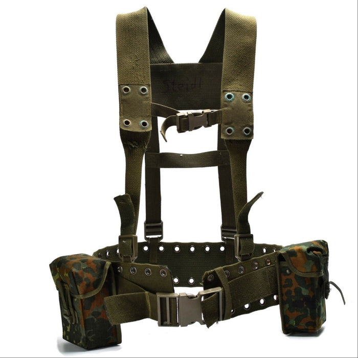 Ensemble de harnais de ceinture en sangle tactique original de l'armée allemande en 4 pièces avec ceinture réglable, bretelles et pochettes camouflage.