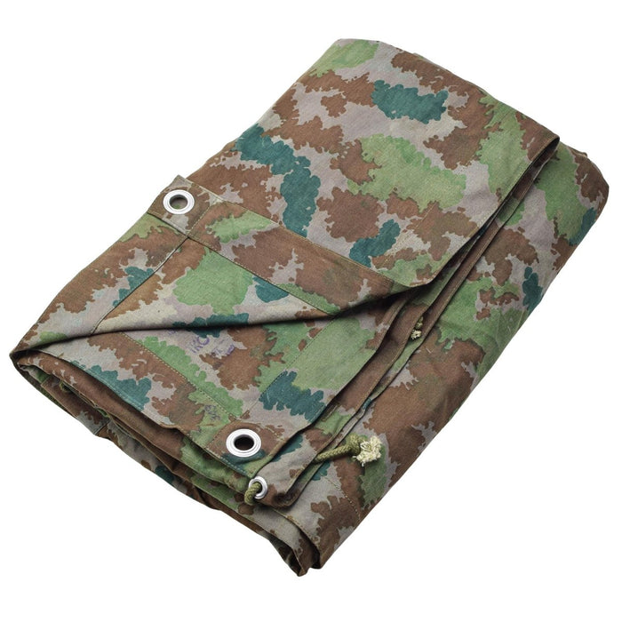 Tente poncho de camouflage militaire allemande vintage pliée avec œillets métalliques pour le camping ou un abri de survie