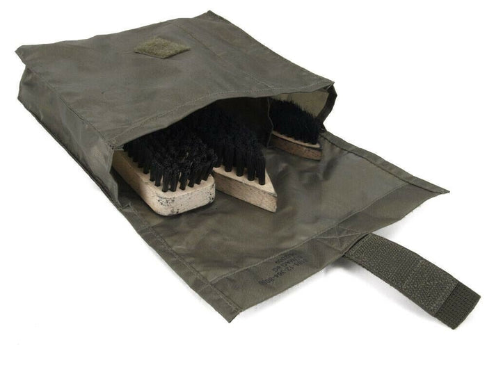 Brosse de nettoyage verte avec pochette sur fond blanc
