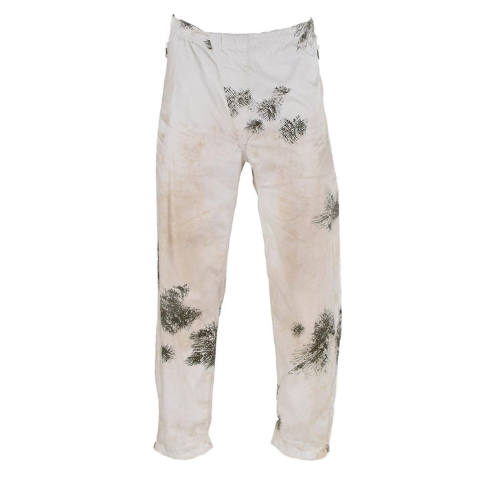 Pantalon camouflage de neige militaire allemand original avec taille élastique et bretelles, conçu pour l'hiver et les conditions enneigées.