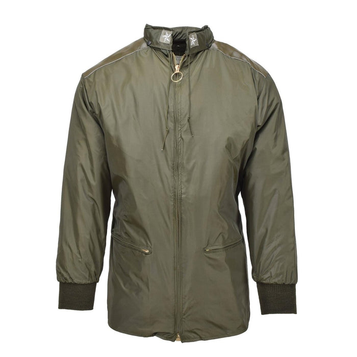 Veste de pluie militaire italienne originale vert olive avec fermeture éclair sur le devant, poignets côtelés et col haut, conçue pour la durabilité.