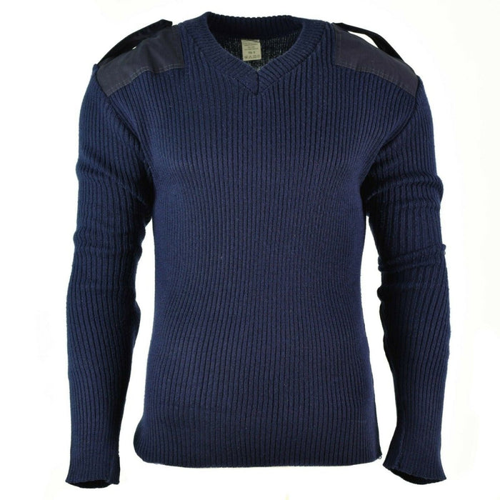 Pull en laine bleu foncé de style militaire italien à col en V avec épaules renforcées et texture côtelée pour plus de durabilité et de chaleur.