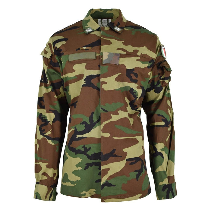 Veste de combat militaire italienne originale en camouflage forestier léger avec plusieurs poches et poignets réglables.