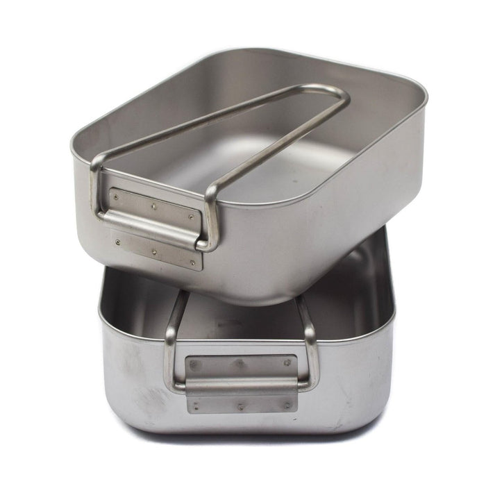 Ensemble de gamelles militaires originales en acier inoxydable, vaisselle compacte de camping et d'extérieur en deux pièces pour une utilisation robuste.