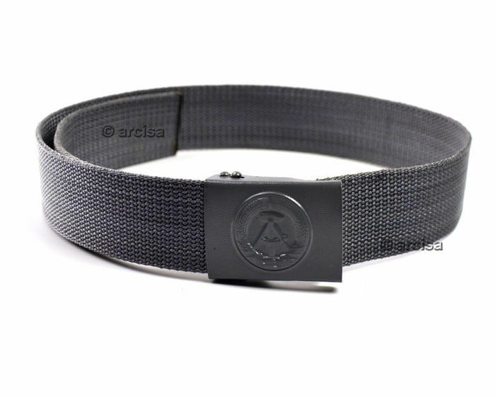 Ceinture originale en toile grise militaire est-allemande avec boucle en relief, équipement militaire vintage durable et authentique.