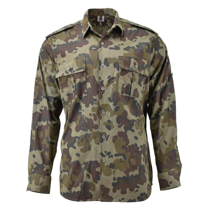 Chemise de campagne légère militaire roumaine originale en camouflage M94 Mozaic avec poches poitrine et épaulettes, manches longues, poignets boutonnés.