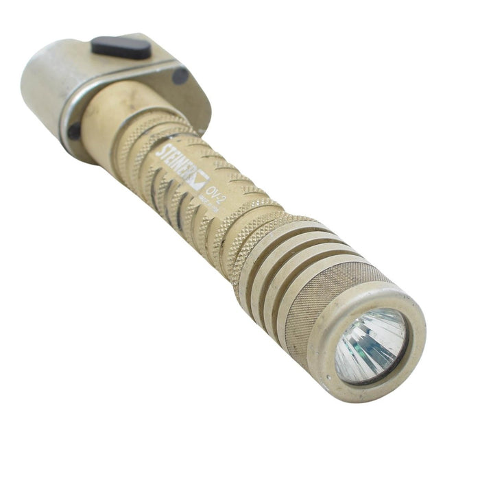 Lampe de poche tactique avec corps couleur sable et logo de la marque visible sur fond blanc