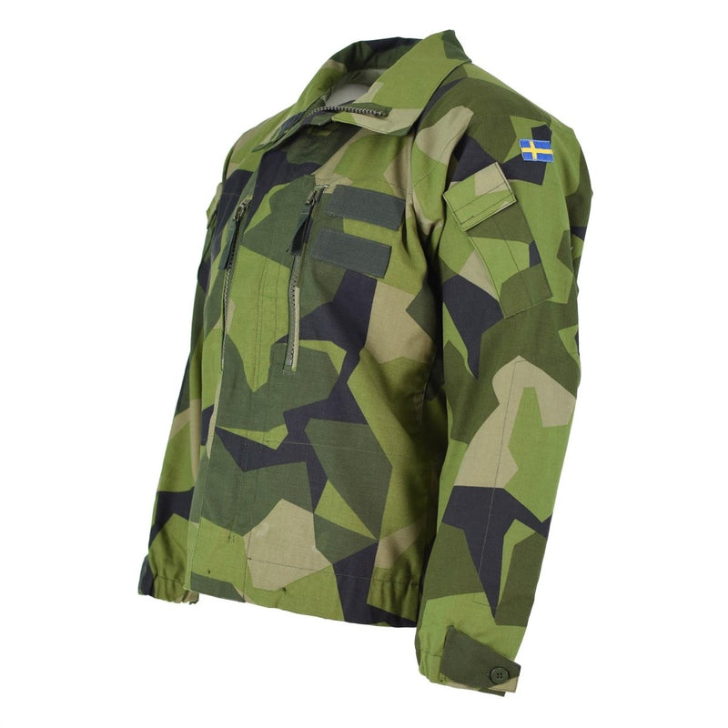 Original Swedish army M90 jacket with splinter camouflage pattern, durable fabric, adjustable fit, and multiple pockets for outdoor use.
