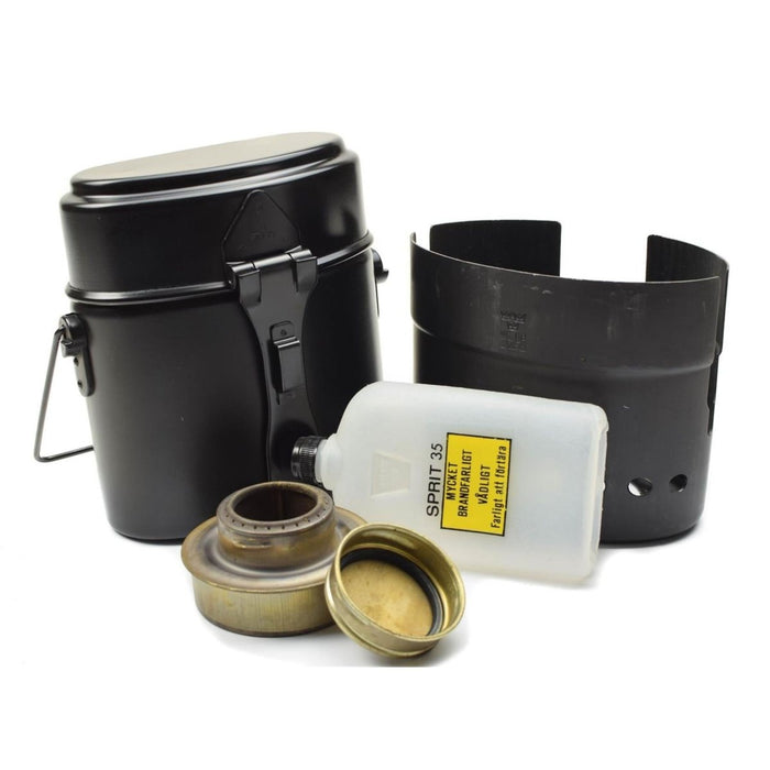 Ensemble de cuisine Trangia d'origine de l'armée suédoise avec brûleur à alcool, bouteille de carburant, pare-brise et composants de kit de mess.