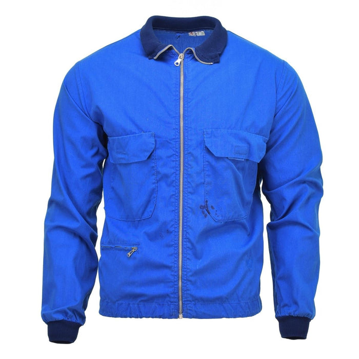 Veste de sport bleue vintage militaire suédoise originale avec fermeture éclair sur le devant, poches poitrine, poignets côtelés et col pour un usage actif.