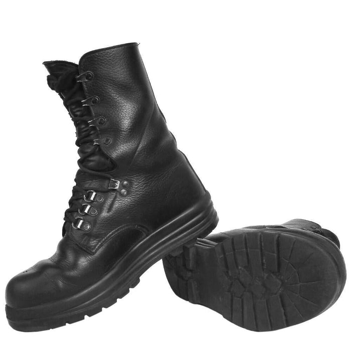 Bottes militaires originales en cuir noir KS90 de l'armée suisse avec semelle durable pour une utilisation robuste en extérieur et sur le terrain.