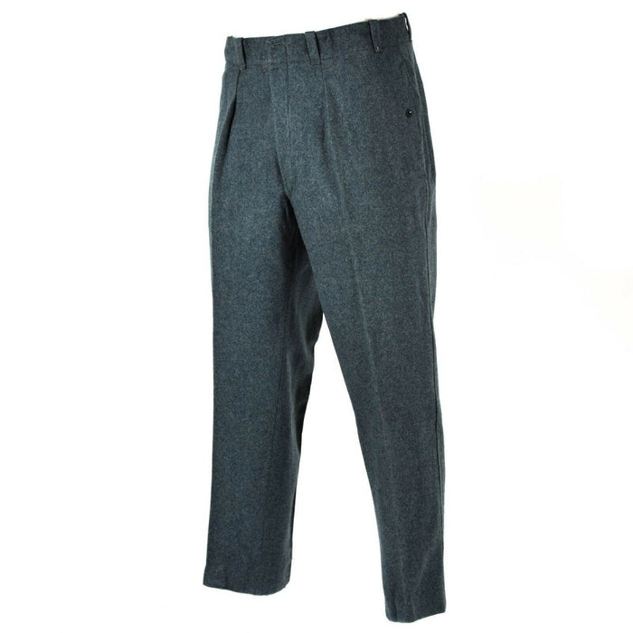 Pantalon gris sur fond blanc